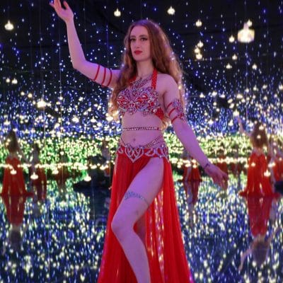 London based professional belly dancer from Canada